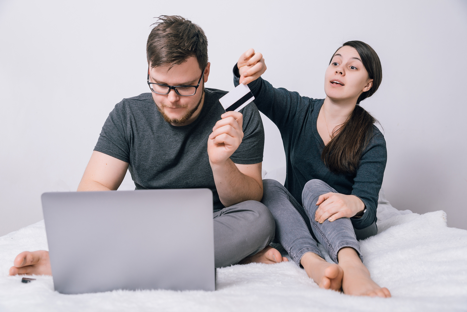 couple fight for bank card to make online shopping